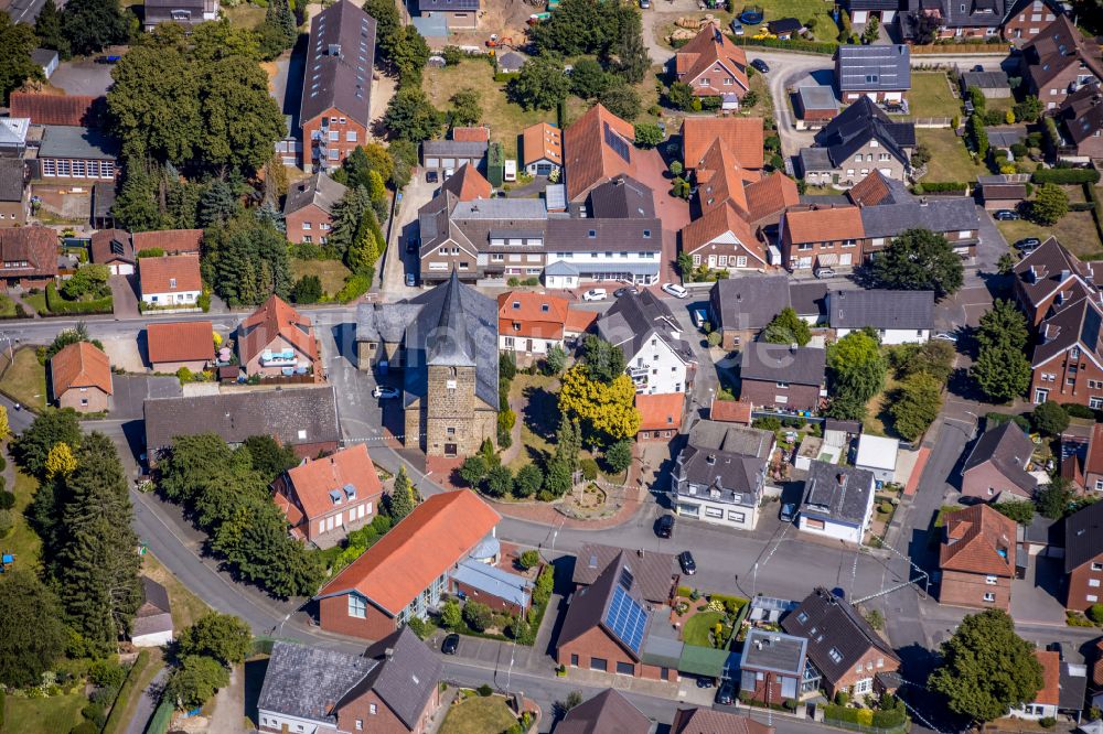 Rhade von oben - Kirchengebäude St. Urbanus in Rhade im Bundesland Nordrhein-Westfalen, Deutschland