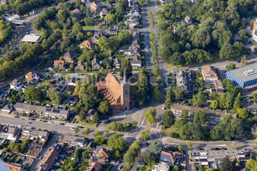 Venlo aus der Vogelperspektive: Kirchengebäude in Venlo in Limburg, Niederlande