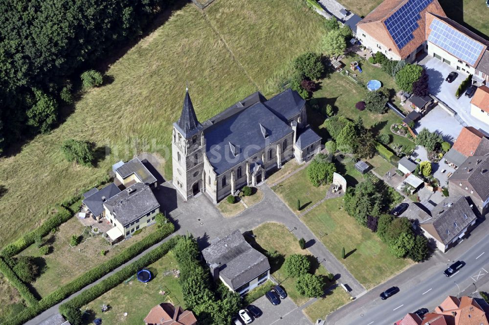 Marsberg aus der Vogelperspektive: Kirchengebäude St. Vitus in der Dorfmitte in Marsberg im Bundesland Nordrhein-Westfalen, Deutschland