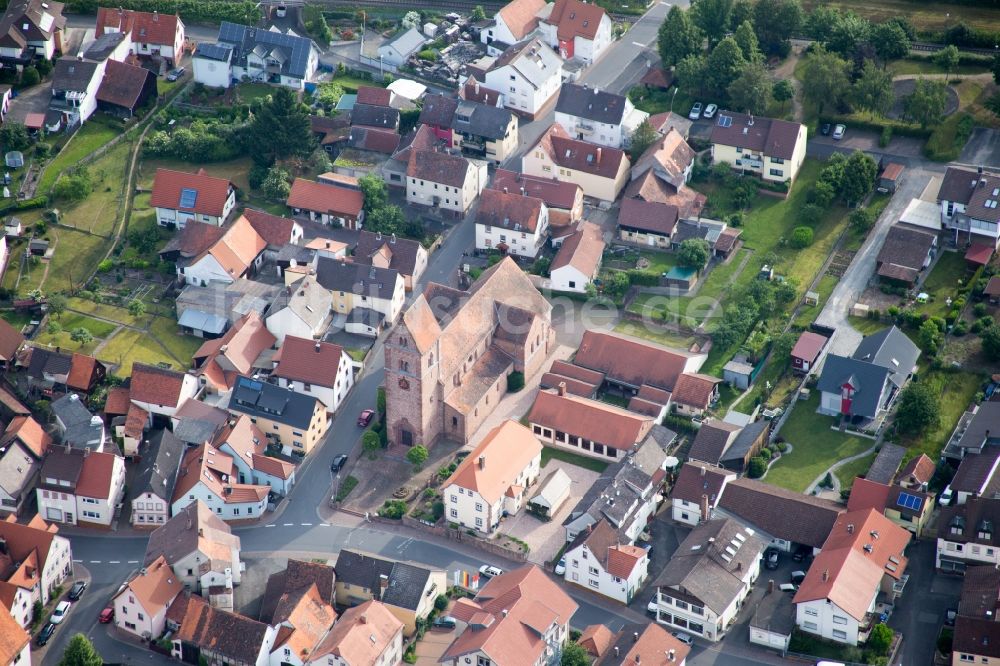 Luftaufnahme Dorfprozelten - Kirchengebäude St. Vitus in der Dorfmitte im Ortsteil Wildensee in Dorfprozelten im Bundesland Bayern