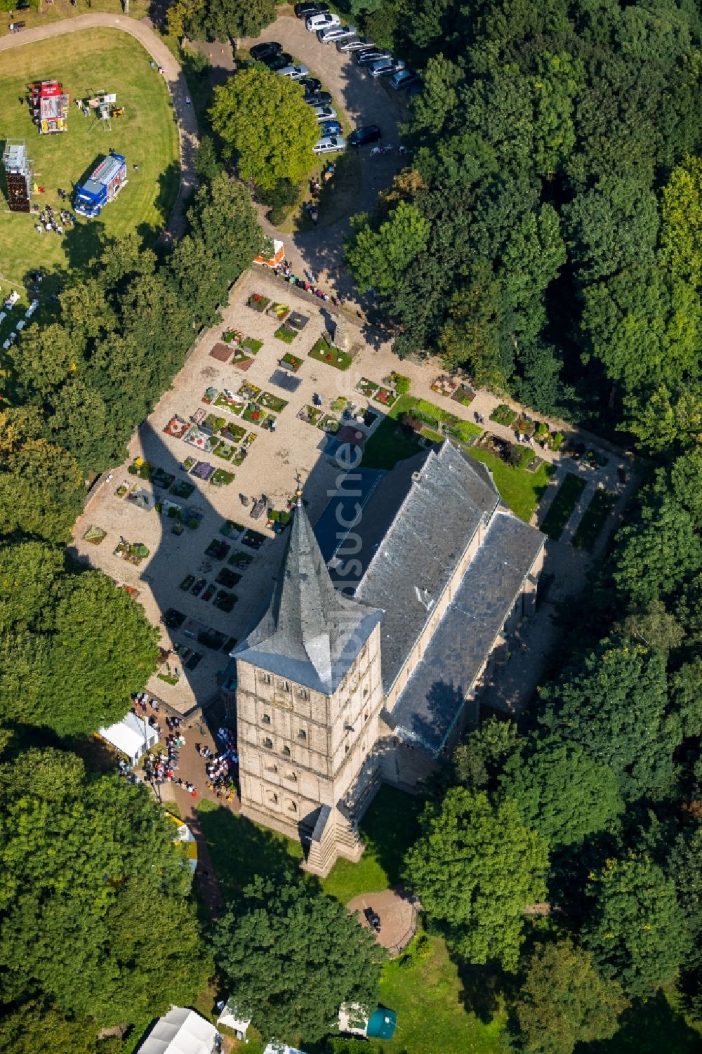 Elten von oben - Kirchengebäude der St. Vitus Kirche an der Freiheit in Elten im Bundesland Nordrhein-Westfalen, Deutschland