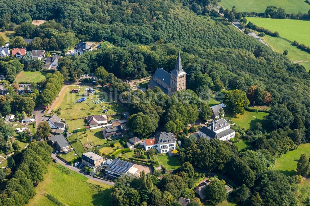 Luftaufnahme Elten - Kirchengebäude der St. Vitus Kirche an der Freiheit in Elten im Bundesland Nordrhein-Westfalen, Deutschland