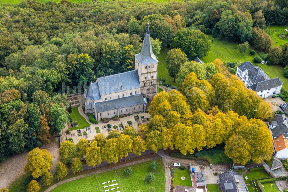 Luftbild Elten - Kirchengebäude der St. Vitus Kirche an der Freiheit in Elten im Bundesland Nordrhein-Westfalen, Deutschland