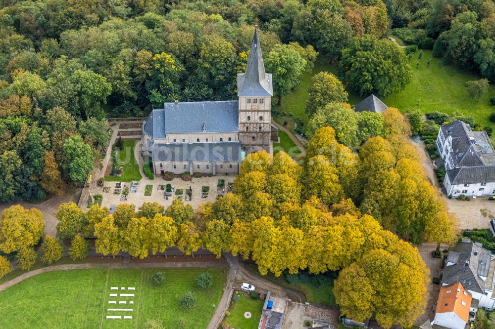 Luftaufnahme Elten - Kirchengebäude der St. Vitus Kirche an der Freiheit in Elten im Bundesland Nordrhein-Westfalen, Deutschland