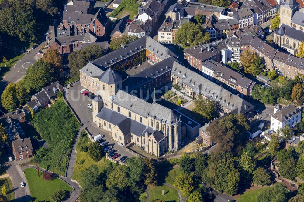 Luftaufnahme Mönchengladbach - Kirchengebäude St. Vitus in Mönchengladbach im Bundesland Nordrhein-Westfalen, Deutschland