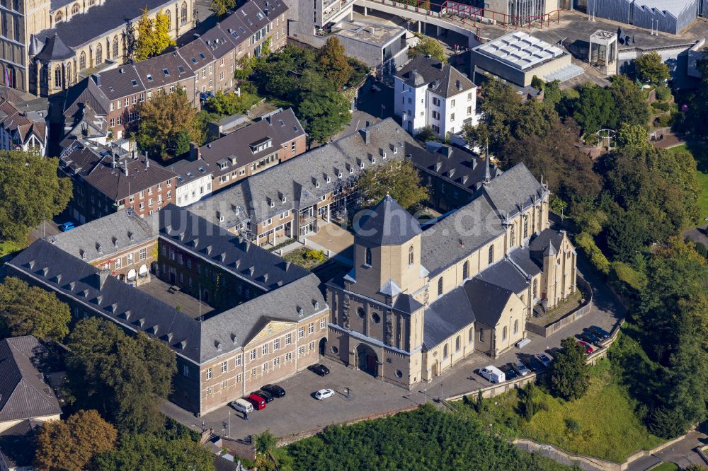 Mönchengladbach von oben - Kirchengebäude St. Vitus in Mönchengladbach im Bundesland Nordrhein-Westfalen, Deutschland