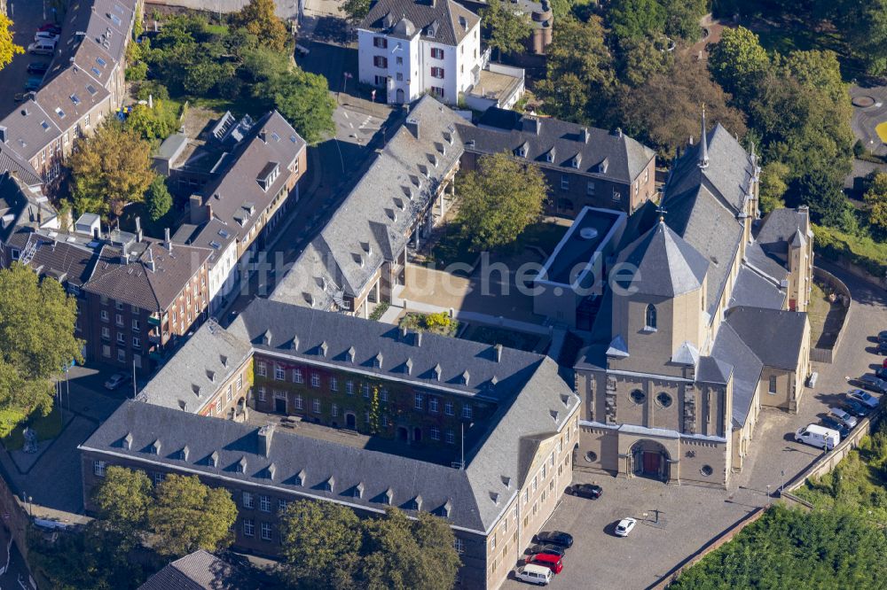 Mönchengladbach aus der Vogelperspektive: Kirchengebäude St. Vitus in Mönchengladbach im Bundesland Nordrhein-Westfalen, Deutschland