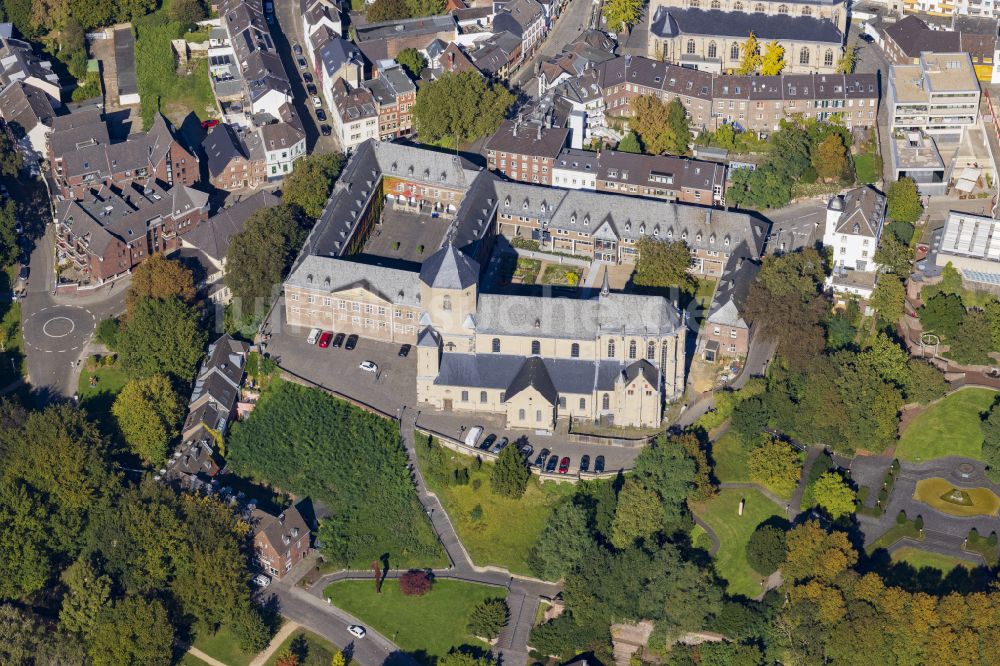 Mönchengladbach von oben - Kirchengebäude St. Vitus in Mönchengladbach im Bundesland Nordrhein-Westfalen, Deutschland