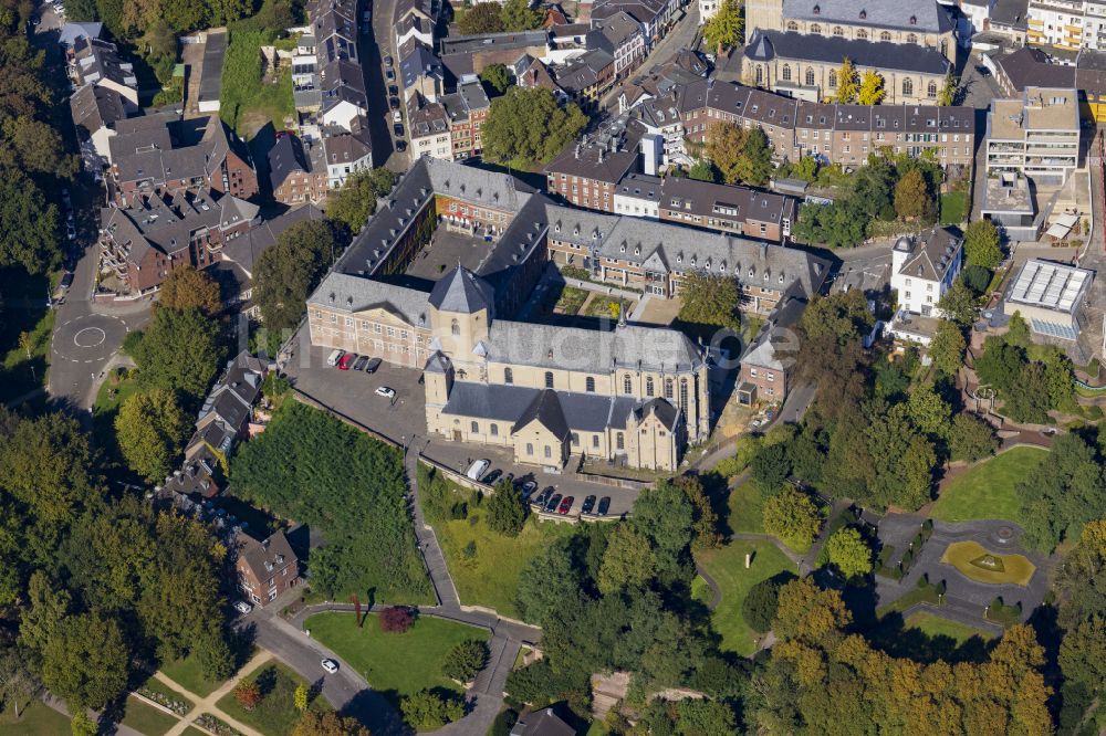 Mönchengladbach aus der Vogelperspektive: Kirchengebäude St. Vitus in Mönchengladbach im Bundesland Nordrhein-Westfalen, Deutschland