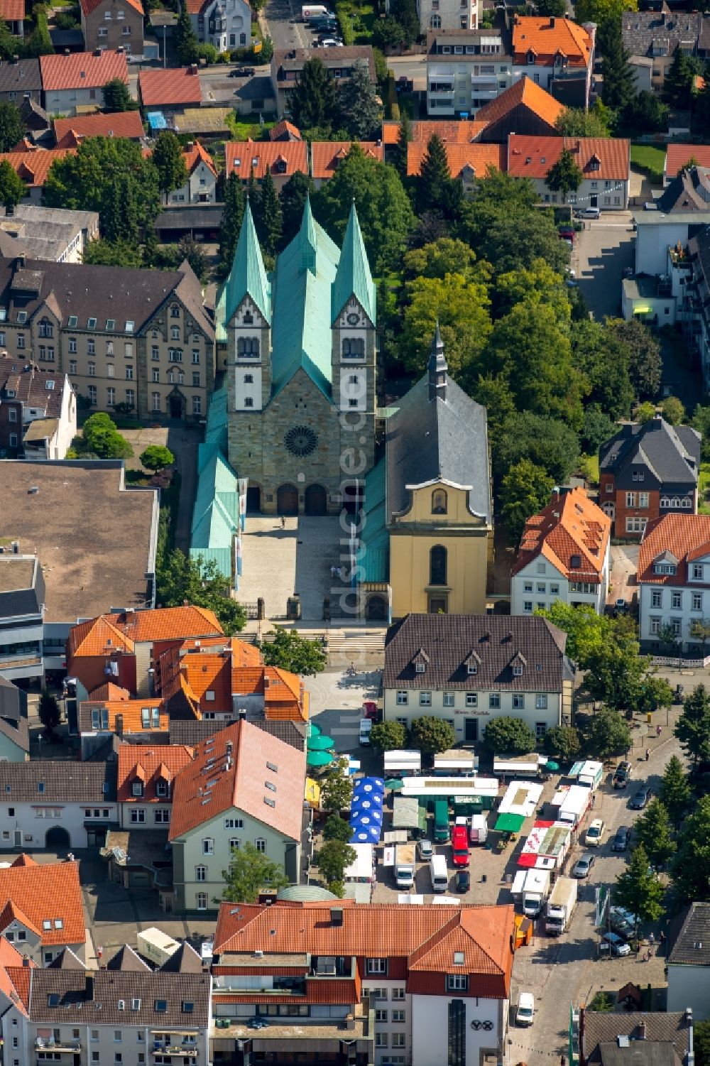 Werl von oben - Kirchengebäude der Wahlfahrtsbasilika Mariä Heimsuchung in Werl im Bundesland Nordrhein-Westfalen