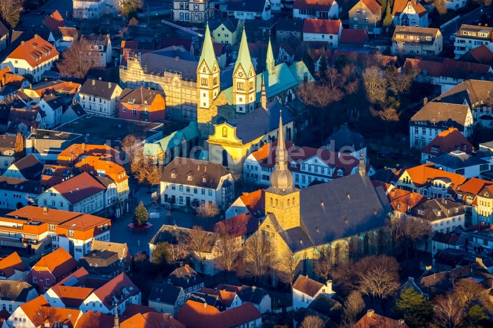 Luftbild Werl - Kirchengebäude St. Walburga im Altstadt- Zentrum in Werl im Bundesland Nordrhein-Westfalen, Deutschland