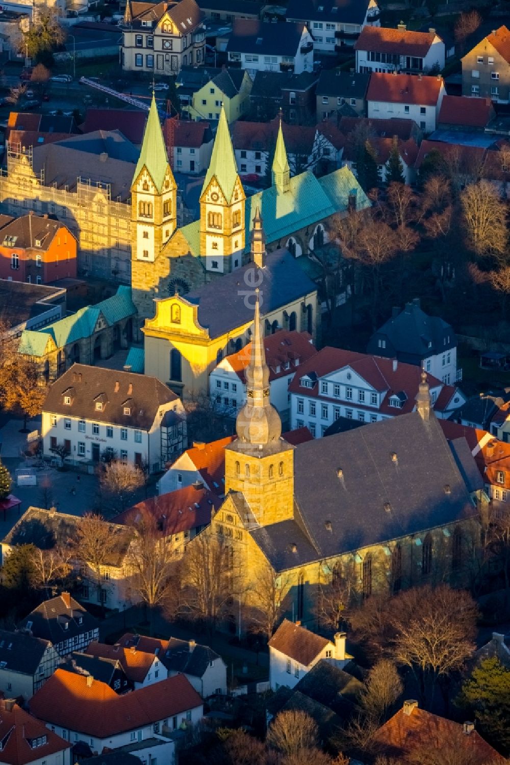 Luftaufnahme Werl - Kirchengebäude St. Walburga im Altstadt- Zentrum in Werl im Bundesland Nordrhein-Westfalen, Deutschland