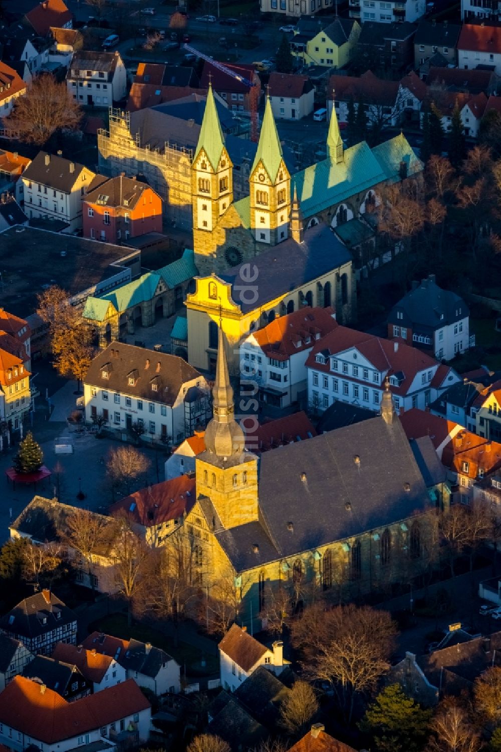 Werl von oben - Kirchengebäude St. Walburga im Altstadt- Zentrum in Werl im Bundesland Nordrhein-Westfalen, Deutschland