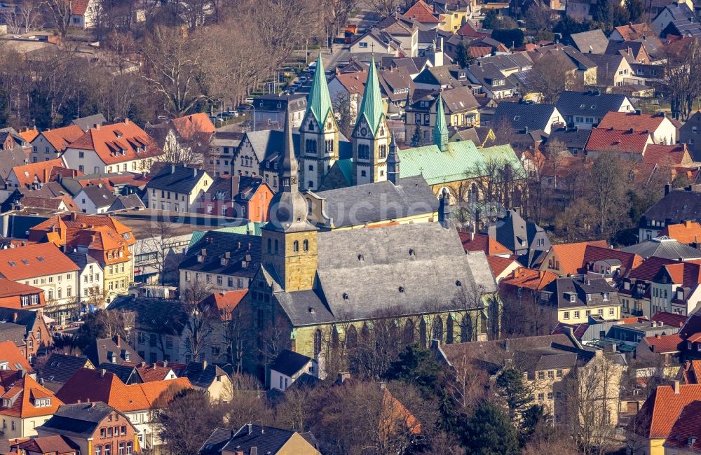 Werl von oben - Kirchengebäude St. Walburga im Altstadt- Zentrum in Werl im Bundesland Nordrhein-Westfalen, Deutschland