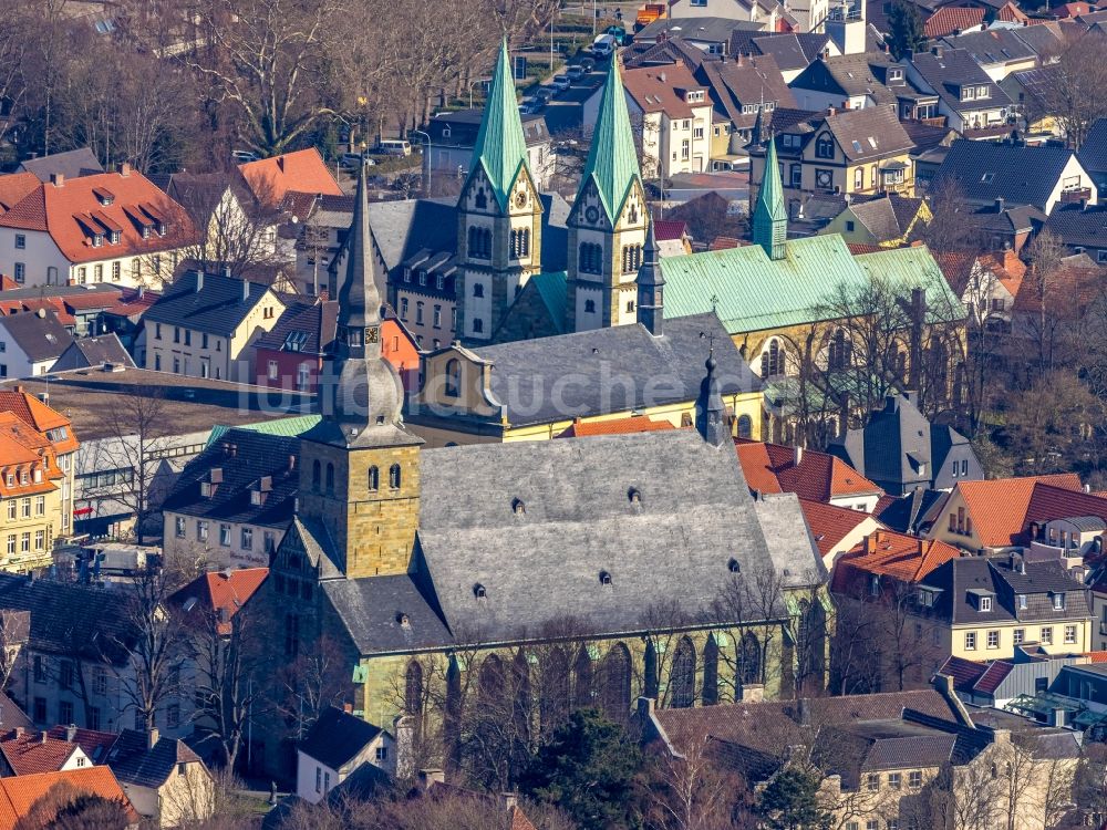 Werl aus der Vogelperspektive: Kirchengebäude St. Walburga im Altstadt- Zentrum in Werl im Bundesland Nordrhein-Westfalen, Deutschland