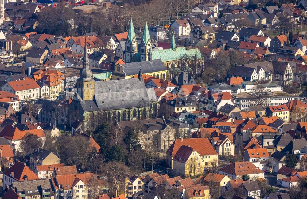 Luftaufnahme Werl - Kirchengebäude St. Walburga im Altstadt- Zentrum in Werl im Bundesland Nordrhein-Westfalen, Deutschland