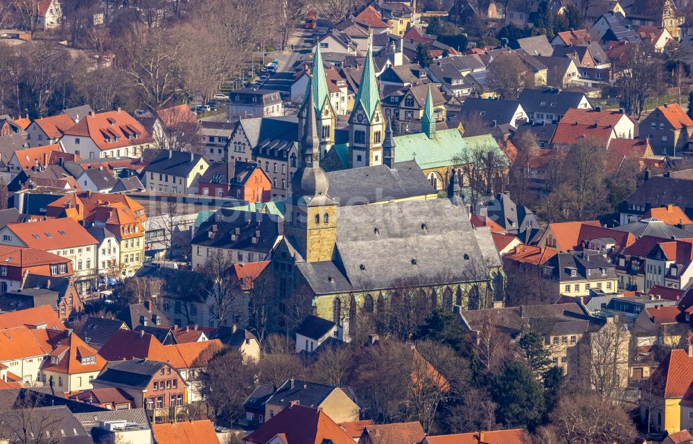 Werl aus der Vogelperspektive: Kirchengebäude St. Walburga im Altstadt- Zentrum in Werl im Bundesland Nordrhein-Westfalen, Deutschland