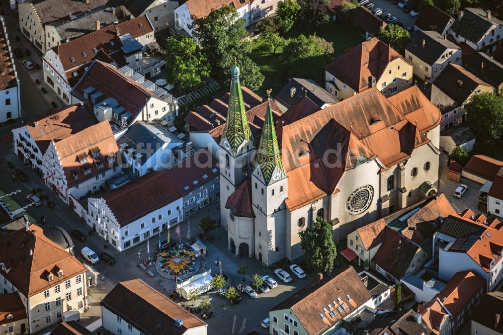 Beilngries aus der Vogelperspektive: Kirchengebäude St. Walburga in Beilngries im Bundesland Bayern, Deutschland