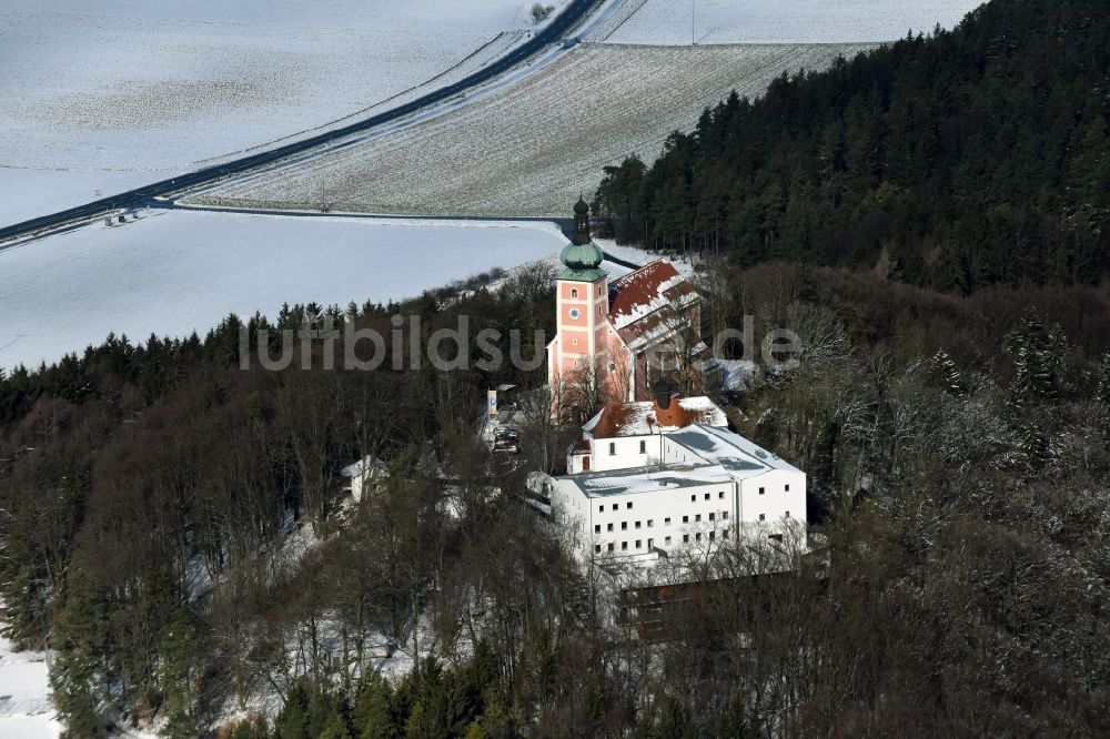 Velburg aus der Vogelperspektive: Kirchengebäude am Wallfahrt- und Diözesanjugendhaus am Habsberg in Velburg im Bundesland Bayern