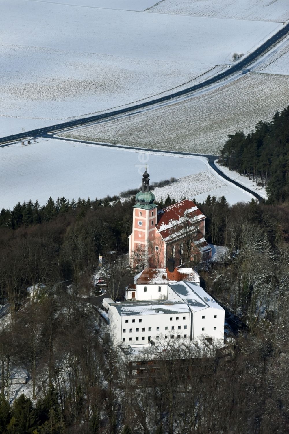 Luftaufnahme Velburg - Kirchengebäude am Wallfahrt- und Diözesanjugendhaus am Habsberg in Velburg im Bundesland Bayern