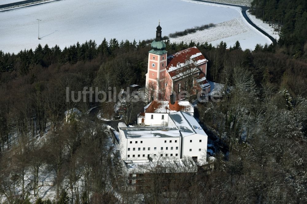 Velburg von oben - Kirchengebäude am Wallfahrt- und Diözesanjugendhaus am Habsberg in Velburg im Bundesland Bayern