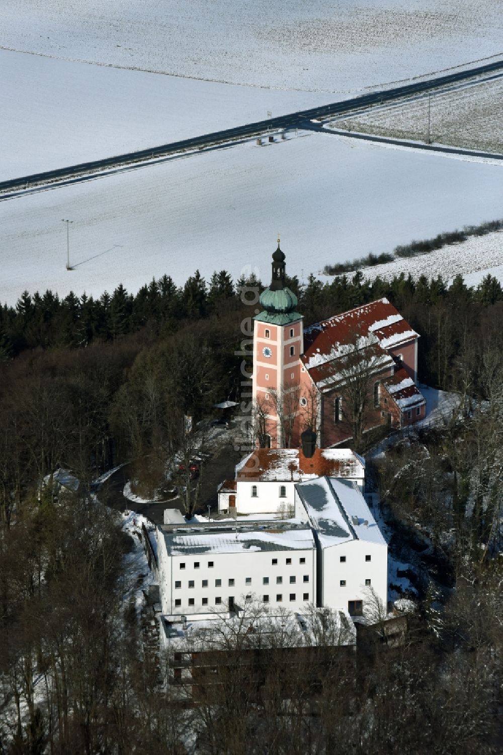 Velburg aus der Vogelperspektive: Kirchengebäude am Wallfahrt- und Diözesanjugendhaus am Habsberg in Velburg im Bundesland Bayern