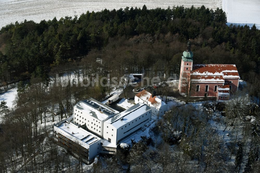 Luftaufnahme Velburg - Kirchengebäude am Wallfahrt- und Diözesanjugendhaus am Habsberg in Velburg im Bundesland Bayern