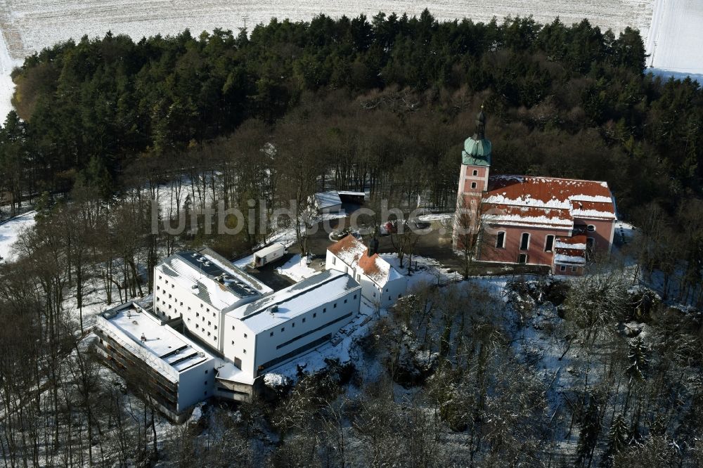 Velburg von oben - Kirchengebäude am Wallfahrt- und Diözesanjugendhaus am Habsberg in Velburg im Bundesland Bayern