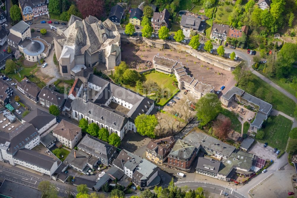 Velbert von oben - Kirchengebäude der Wallfahrt Neviges an der Elberfelder Straße im Ortsteil Neviges in Velbert im Bundesland Nordrhein-Westfalen