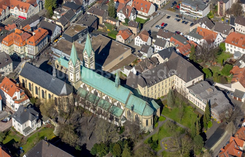 Werl aus der Vogelperspektive: Kirchengebäude Wallfahrtsbasilika Mariä Heimsuchung an der Walburgisstraße in Werl im Bundesland Nordrhein-Westfalen