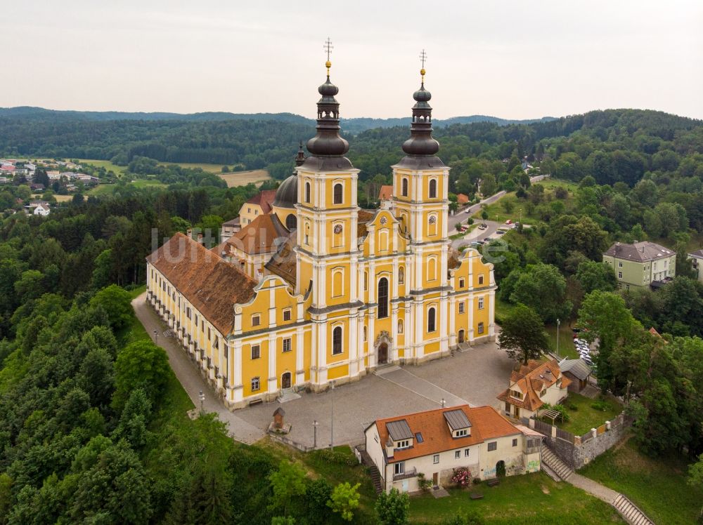 Graz von oben - Kirchengebäude der Wallfahrtskirche Basilika Mariatrost in Graz in der Steiermark, Österreich