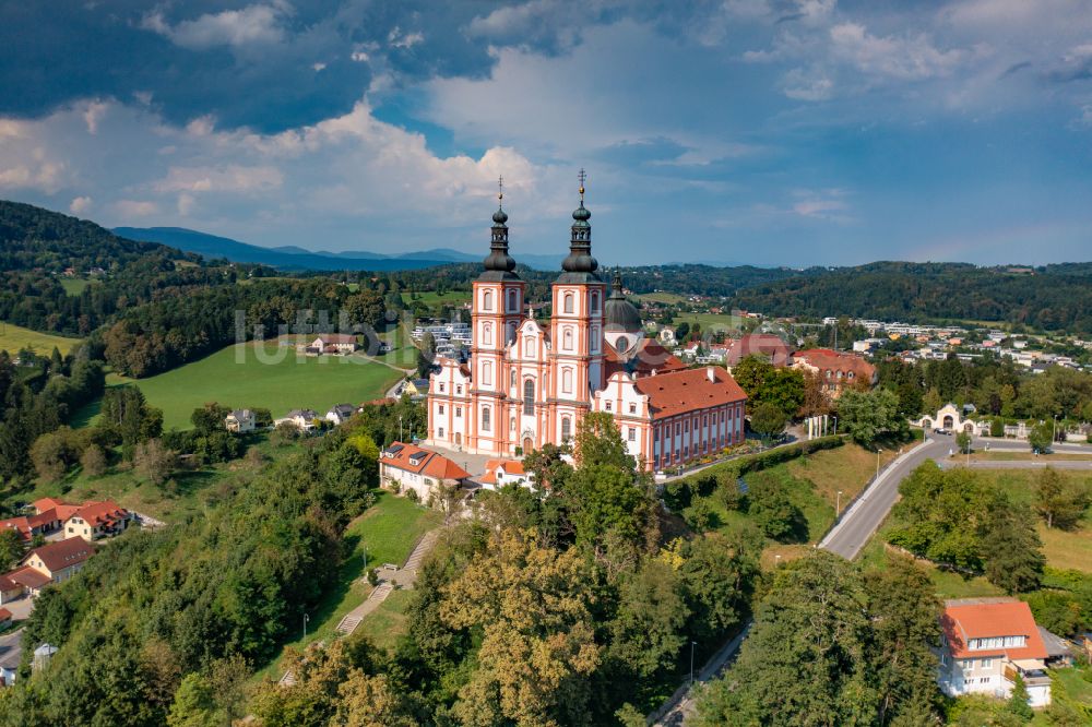 Luftaufnahme Graz - Kirchengebäude der Wallfahrtskirche Basilika Mariatrost in Graz in der Steiermark, Österreich