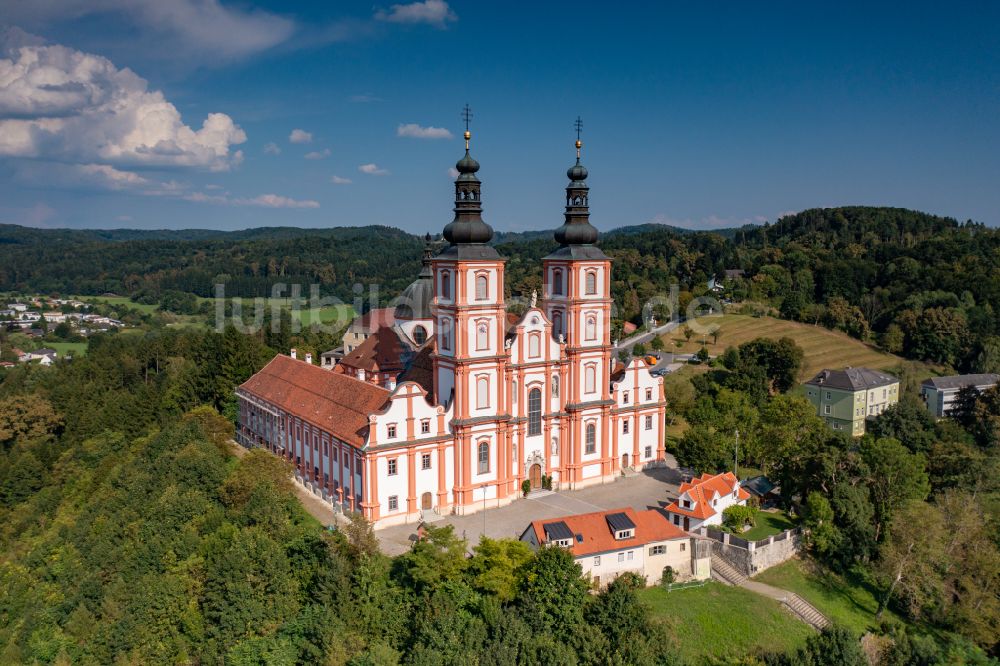 Graz von oben - Kirchengebäude der Wallfahrtskirche Basilika Mariatrost in Graz in der Steiermark, Österreich