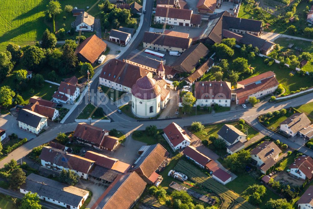 Niederachdorf von oben - Kirchengebäude der Wallfahrtskirche Hl. Blut in der Dorfmitte in Niederachdorf im Bundesland Bayern, Deutschland