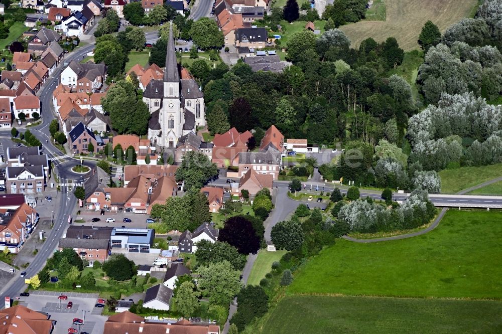 Herzfeld von oben - Kirchengebäude Wallfahrtskirche St. Ida in Herzfeld im Bundesland Nordrhein-Westfalen, Deutschland