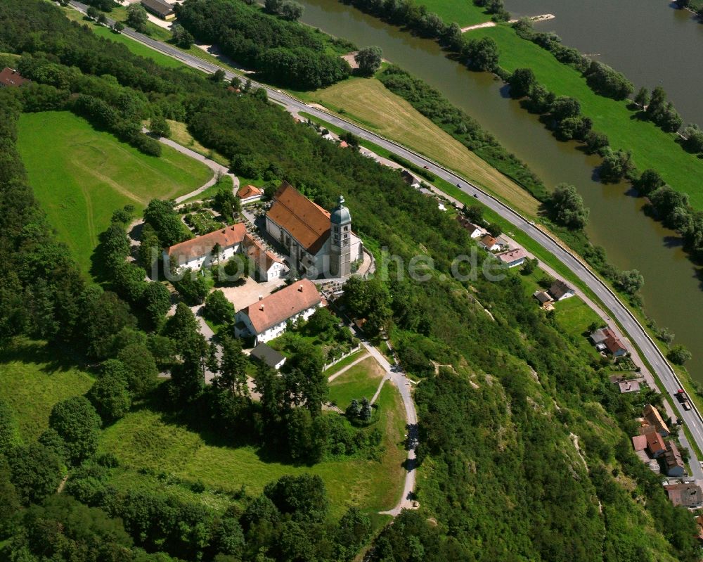 Luftaufnahme Bogenberg - Kirchengebäude Wallfahrtskirche vom Hl Kreuz/Maria Himmelfahrt in Bogenberg im Bundesland Bayern, Deutschland