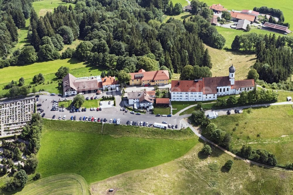 Hohenpeißenberg aus der Vogelperspektive: Kirchengebäude Wallfahrtskirche Mariä Himmelfahrt in Hohenpeißenberg im Bundesland Bayern, Deutschland