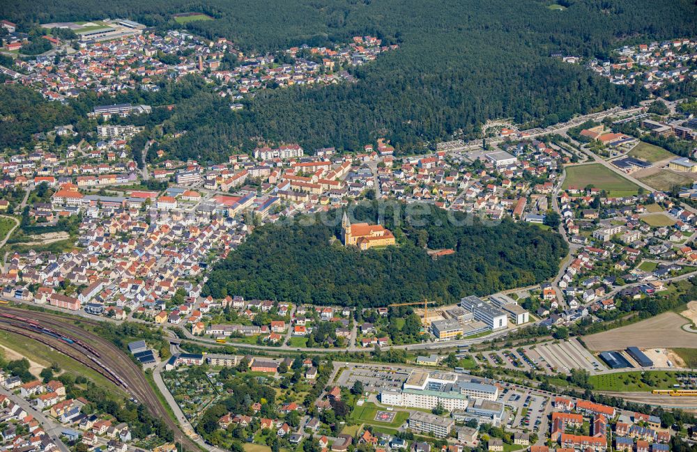 Schwandorf aus der Vogelperspektive: Kirchengebäude der Wallfahrtskirche Zu Unserer Lieben Frau vom Kreuzberg in Schwandorf im Bundesland Bayern, Deutschland