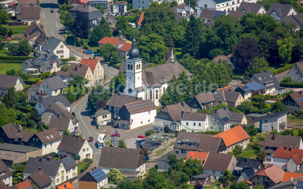 Warstein von oben - Kirchengebäude in Warstein im Bundesland Nordrhein-Westfalen