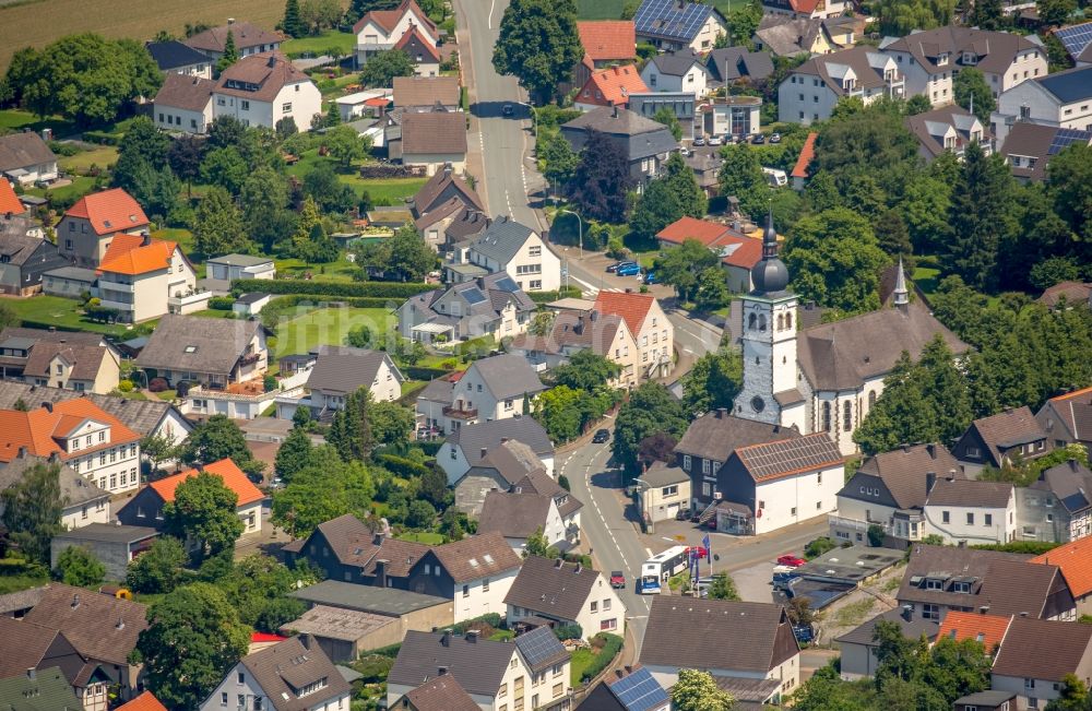 Warstein aus der Vogelperspektive: Kirchengebäude in Warstein im Bundesland Nordrhein-Westfalen