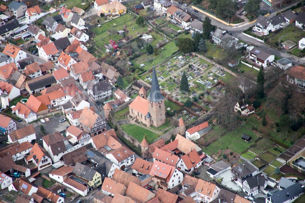 Dörrenbach von oben - Kirchengebäude der Wehrkirche St. Martin in der Dorfmitte in Dörrenbach im Bundesland Rheinland-Pfalz