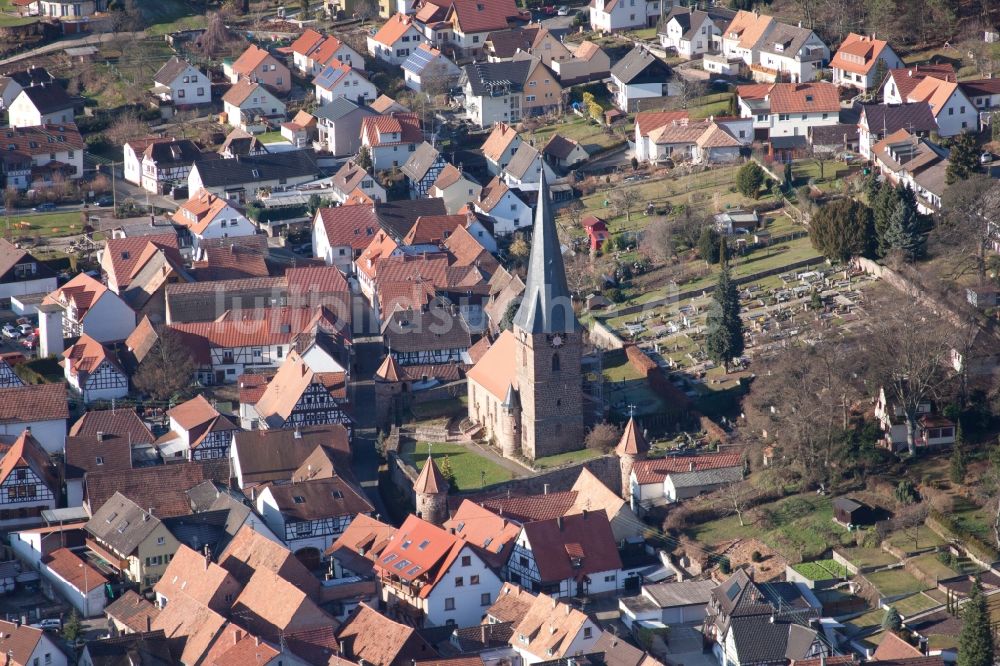 Dörrenbach aus der Vogelperspektive: Kirchengebäude der Wehrkirche St. Martin in der Dorfmitte in Dörrenbach im Bundesland Rheinland-Pfalz