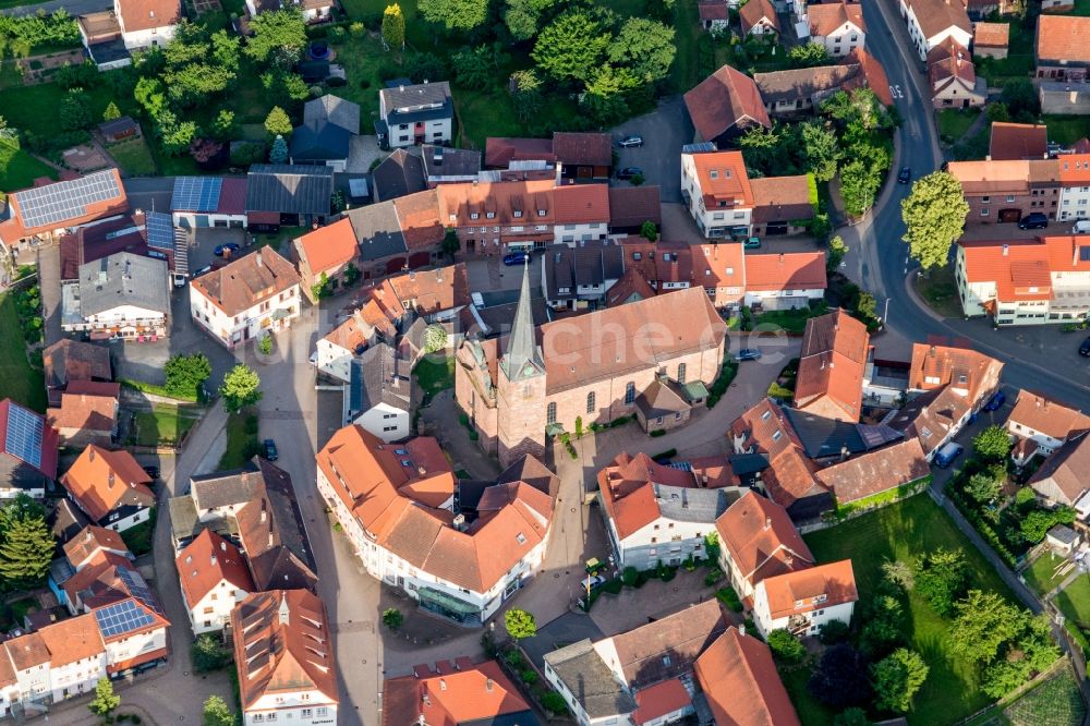 Mudau von oben - Kirchengebäude der Wehrkirche St. Pankratius in der Dorfmitte in Mudau im Bundesland Baden-Württemberg, Deutschland