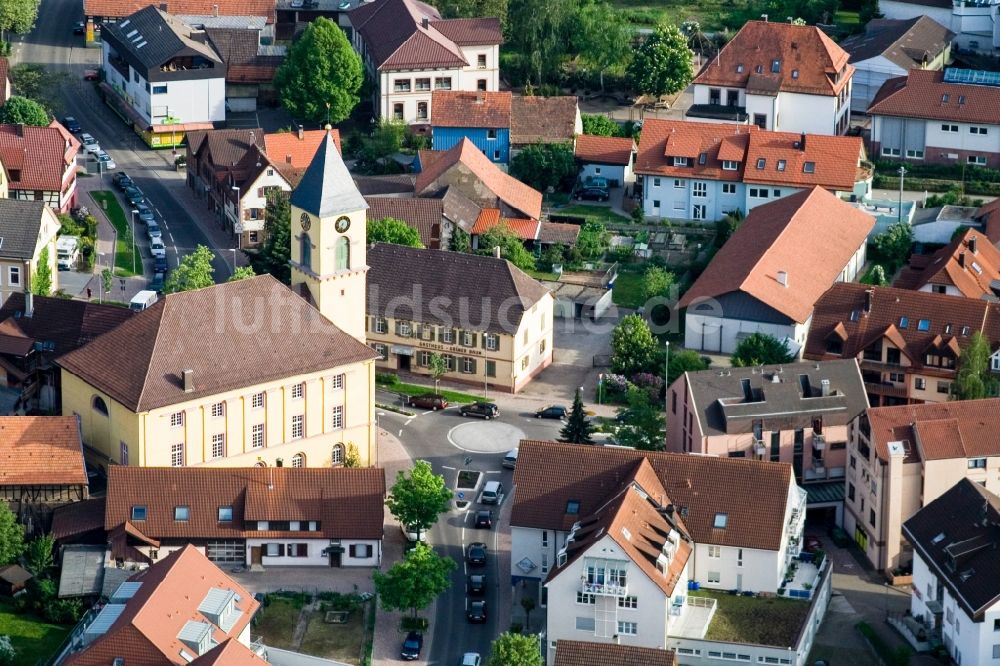 Karlsbad aus der Vogelperspektive: Kirchengebäude der Weinbrennerkirche Langensteinbach im Altstadt- Zentrum im Ortsteil Langensteinbach in Karlsbad im Bundesland Baden-Württemberg, Deutschland