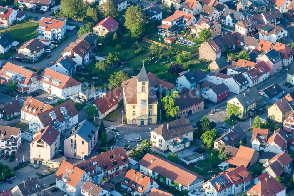 Luftbild Karlsbad - Kirchengebäude der Weinbrennerkirche Langensteinbach im Altstadt- Zentrum im Ortsteil Langensteinbach in Karlsbad im Bundesland Baden-Württemberg, Deutschland