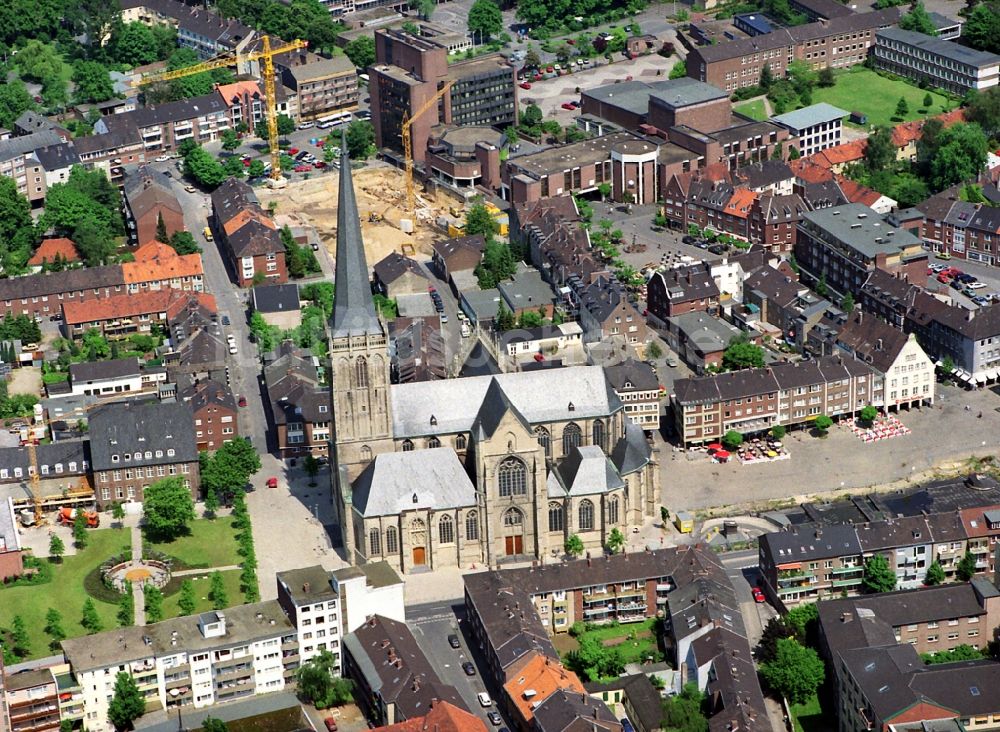 Luftaufnahme Wesel - Kirchengebäude Willibrordi-Dom am Willibrordi-Platz und Großer Markt in Wesel im Bundesland Nordrhein-Westfalen