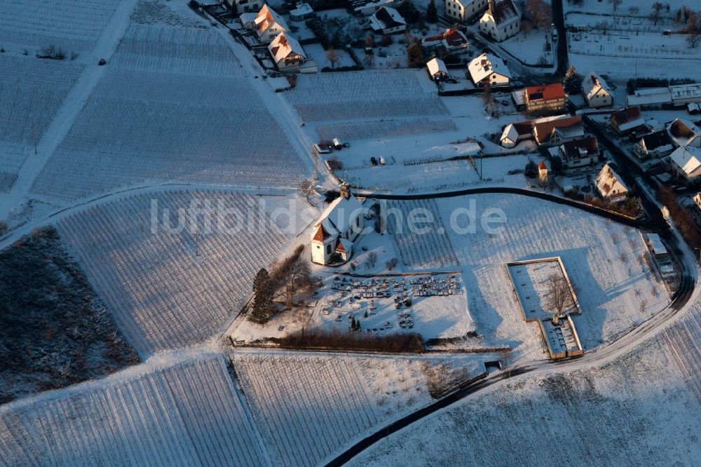 Luftbild Gleiszellen-Gleishorbach - Kirchengebäude der winterlichen Dyonisus Kapelle und Friedhof im Schnee in Gleiszellen-Gleishorbach im Bundesland Rheinland-Pfalz