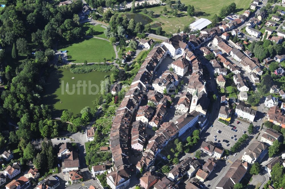 Luftaufnahme Wil - Kirchengebäude und Wohngebäude an der Kirchgasse im Altstadt- Zentrum in Wil in Schweiz