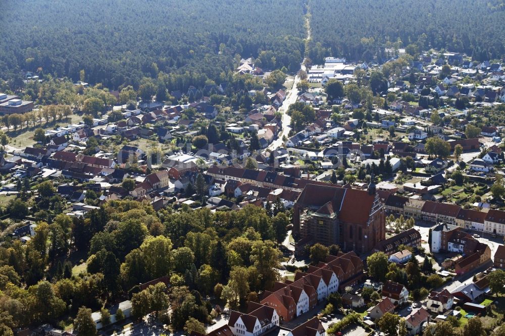 Bad Wilsnack von oben - Kirchengebäude der Wunderblutkirche Sankt Nikolai im Altstadt- Zentrum in Bad Wilsnack im Bundesland Brandenburg, Deutschland