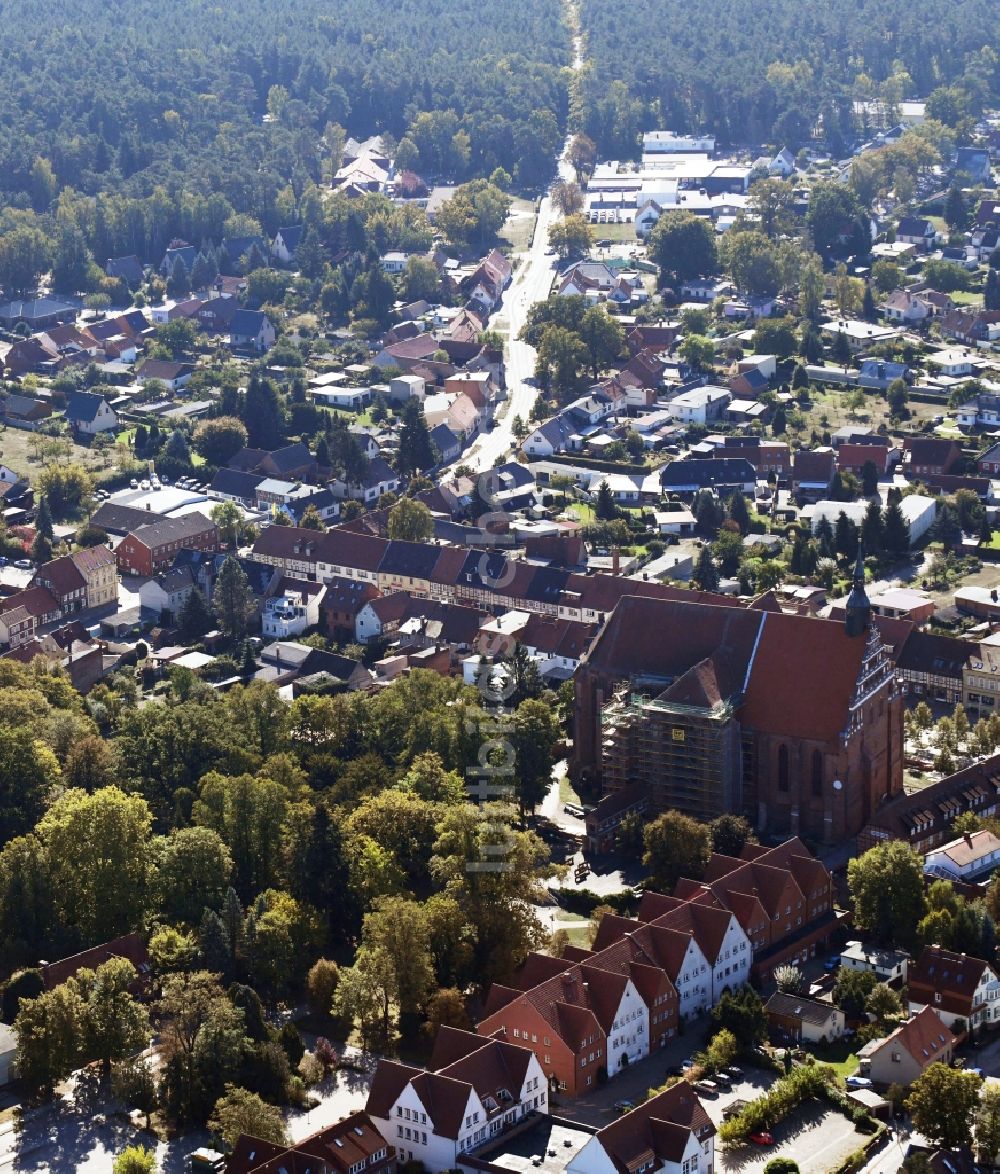 Bad Wilsnack aus der Vogelperspektive: Kirchengebäude der Wunderblutkirche Sankt Nikolai im Altstadt- Zentrum in Bad Wilsnack im Bundesland Brandenburg, Deutschland